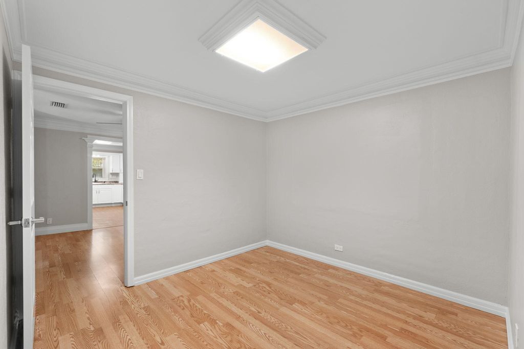 Image 14 of property listing at 920 NE Beachview Drive, Fort Walton Beach, FL 32547