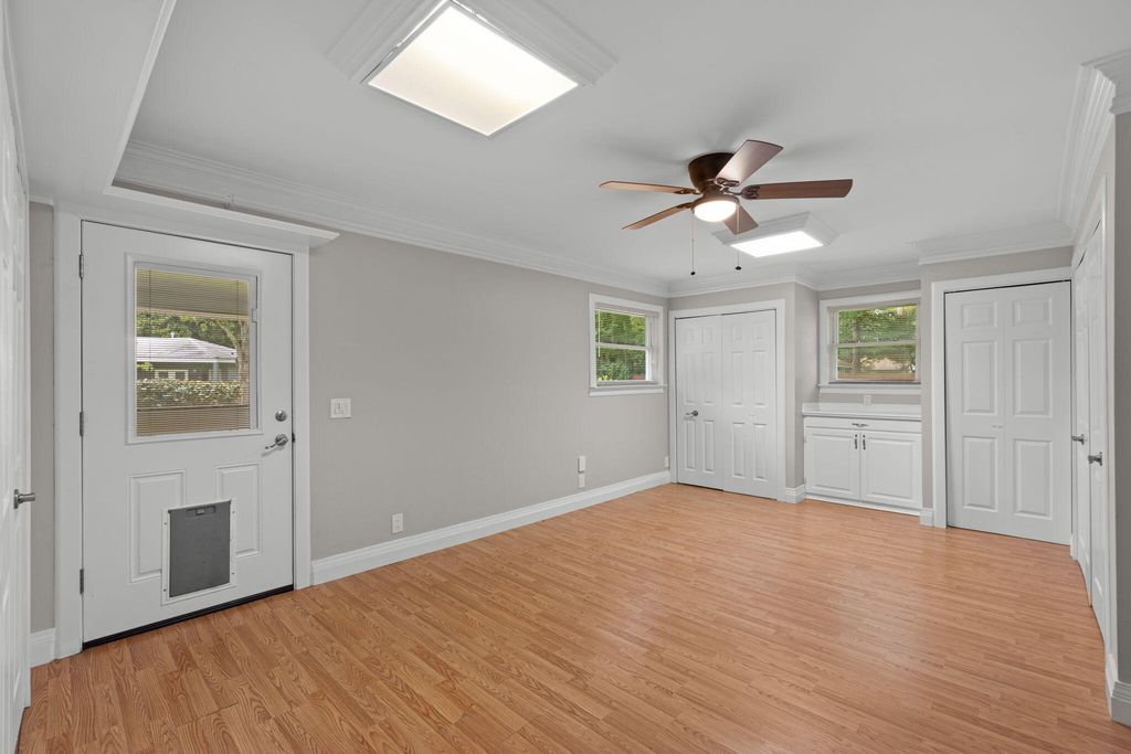 Image 15 of property listing at 920 NE Beachview Drive, Fort Walton Beach, FL 32547