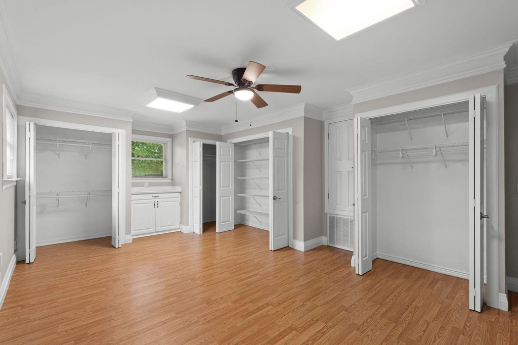 Image 17 of property listing at 920 NE Beachview Drive, Fort Walton Beach, FL 32547