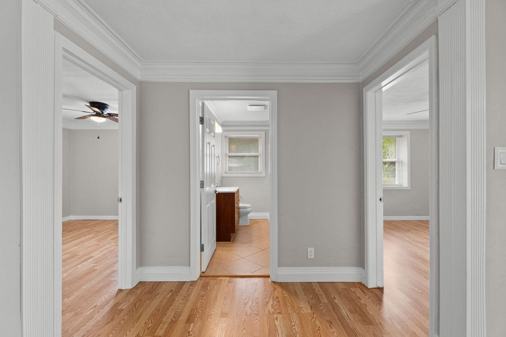 Image 19 of property listing at 920 NE Beachview Drive, Fort Walton Beach, FL 32547