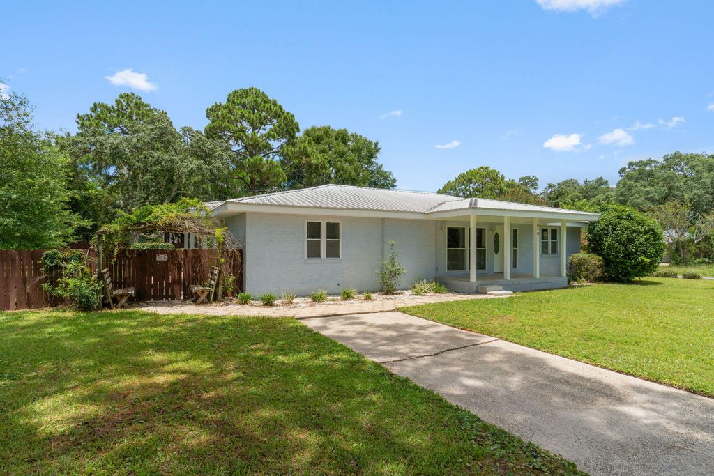 Image 2 of property listing at 920 NE Beachview Drive, Fort Walton Beach, FL 32547