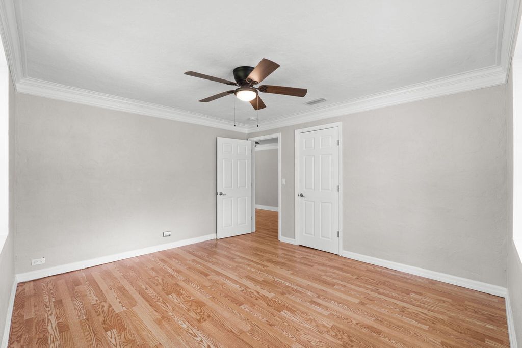 Image 21 of property listing at 920 NE Beachview Drive, Fort Walton Beach, FL 32547