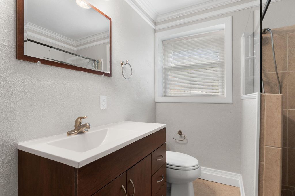 Image 24 of property listing at 920 NE Beachview Drive, Fort Walton Beach, FL 32547