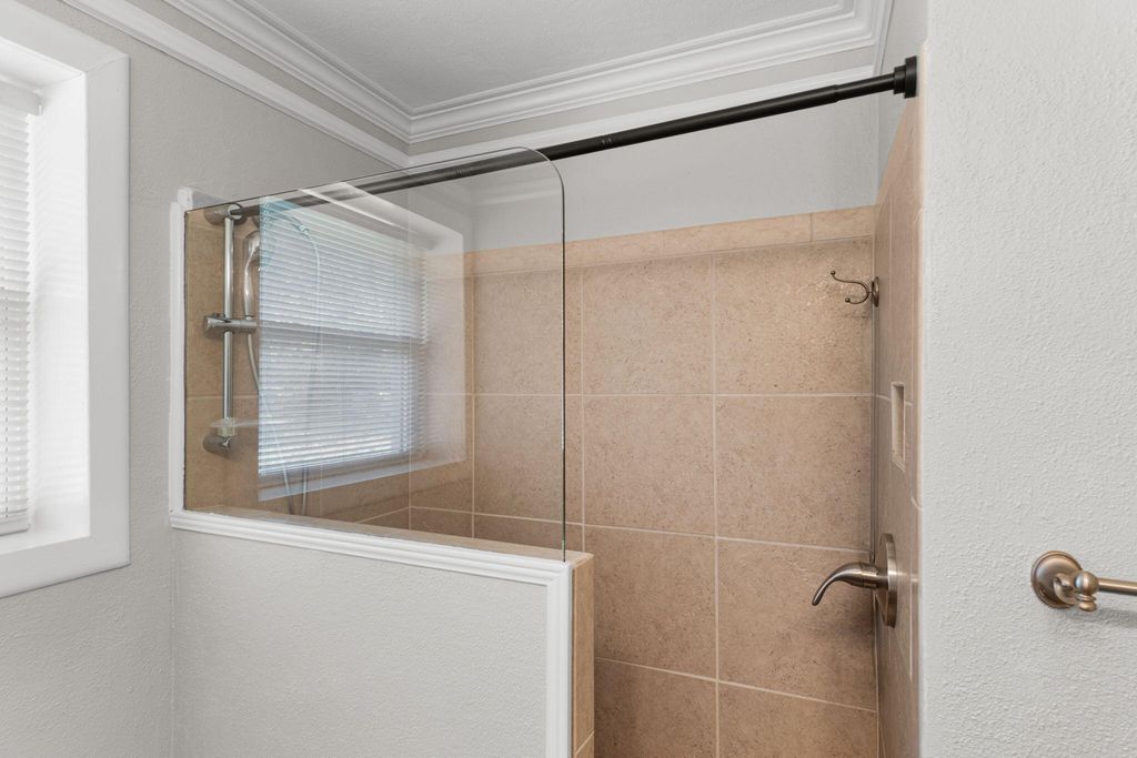 Image 25 of property listing at 920 NE Beachview Drive, Fort Walton Beach, FL 32547