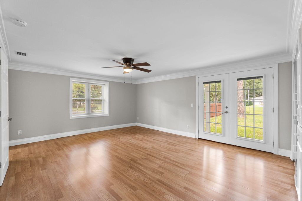 Image 27 of property listing at 920 NE Beachview Drive, Fort Walton Beach, FL 32547