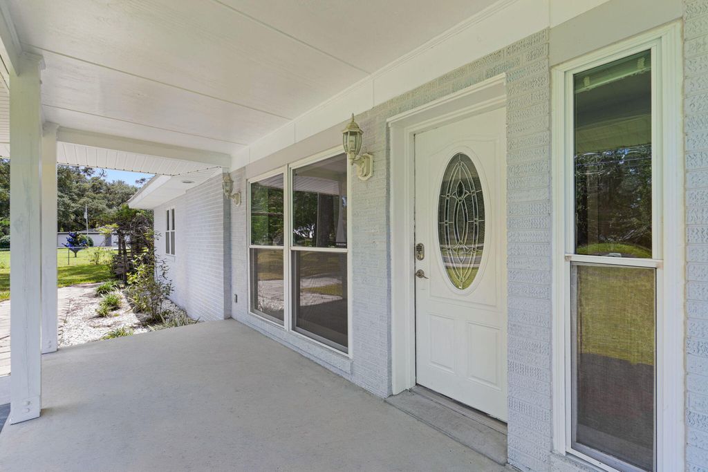 Image 3 of property listing at 920 NE Beachview Drive, Fort Walton Beach, FL 32547