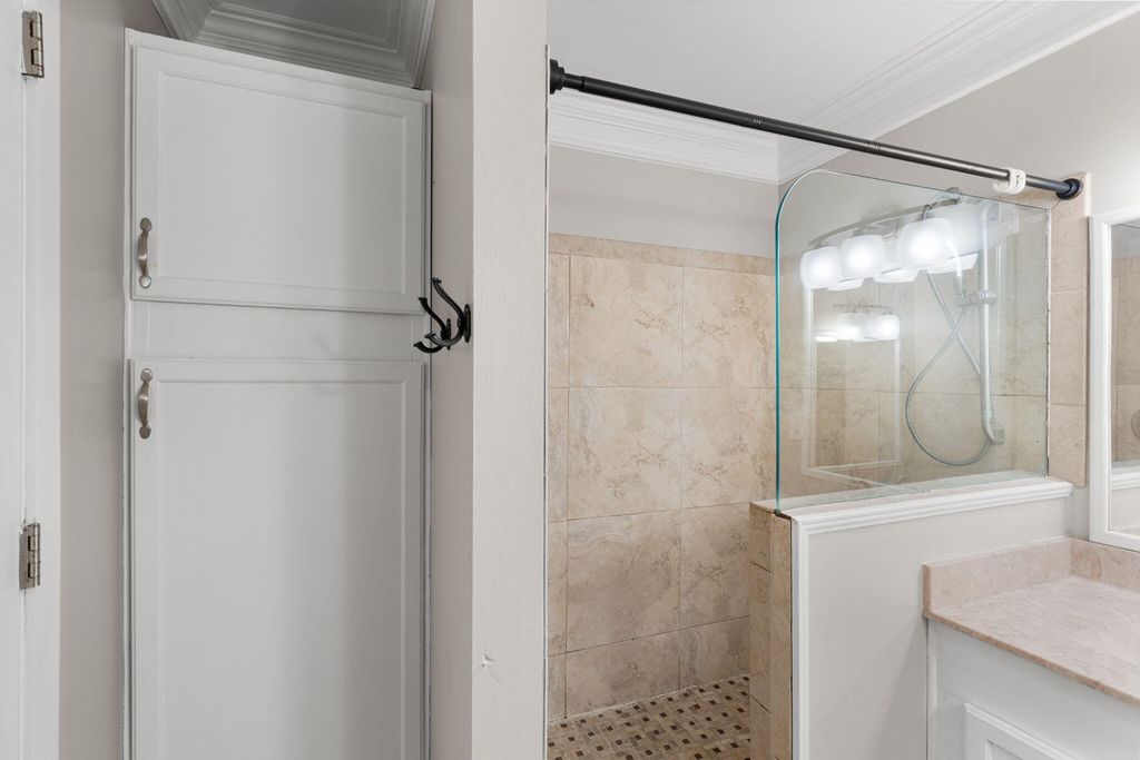 Image 30 of property listing at 920 NE Beachview Drive, Fort Walton Beach, FL 32547
