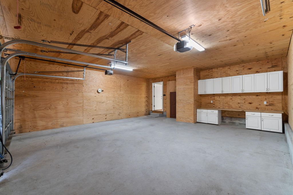 Image 32 of property listing at 920 NE Beachview Drive, Fort Walton Beach, FL 32547