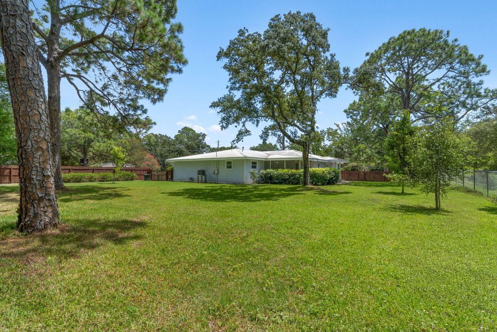 Image 35 of property listing at 920 NE Beachview Drive, Fort Walton Beach, FL 32547