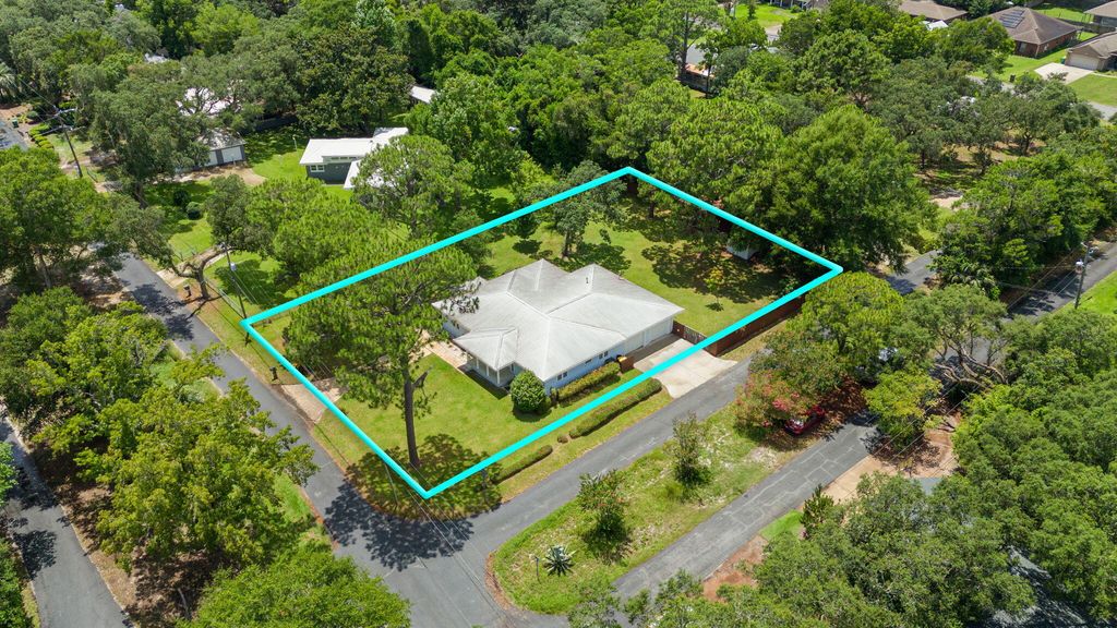 Image 36 of property listing at 920 NE Beachview Drive, Fort Walton Beach, FL 32547