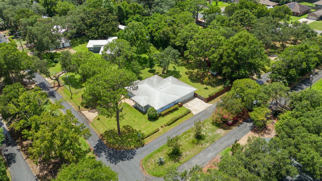 Image 37 of property listing at 920 NE Beachview Drive, Fort Walton Beach, FL 32547