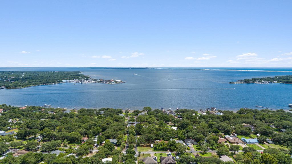 Image 39 of property listing at 920 NE Beachview Drive, Fort Walton Beach, FL 32547