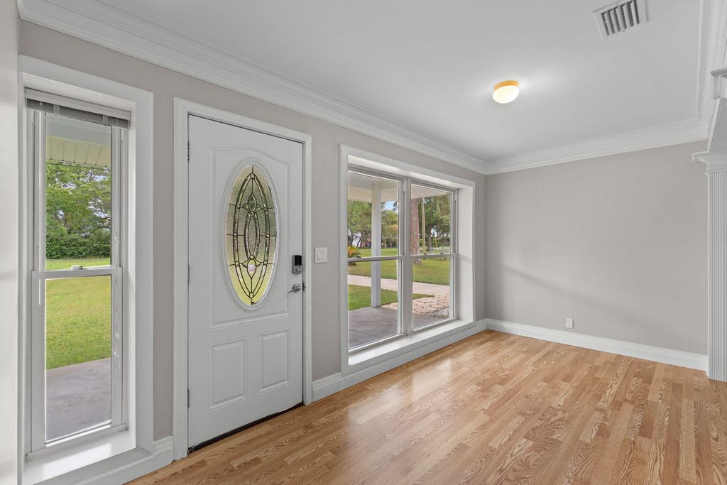 Image 4 of property listing at 920 NE Beachview Drive, Fort Walton Beach, FL 32547