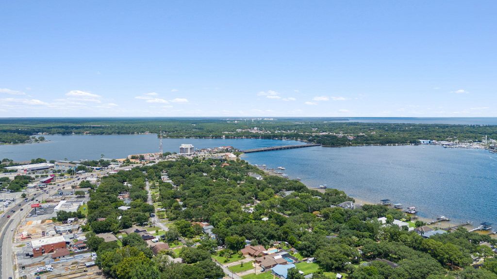 Image 41 of property listing at 920 NE Beachview Drive, Fort Walton Beach, FL 32547