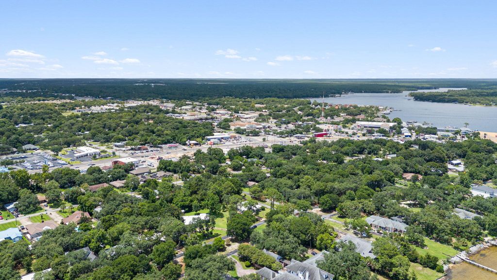 Image 43 of property listing at 920 NE Beachview Drive, Fort Walton Beach, FL 32547