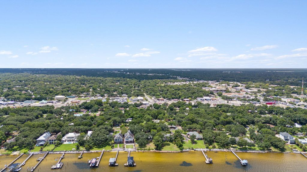 Image 45 of property listing at 920 NE Beachview Drive, Fort Walton Beach, FL 32547