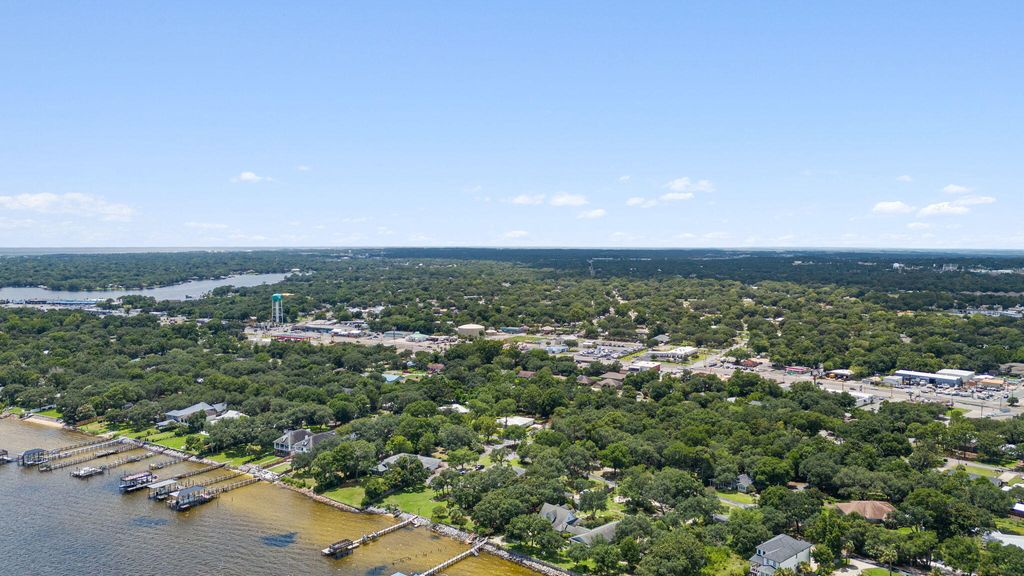 Image 47 of property listing at 920 NE Beachview Drive, Fort Walton Beach, FL 32547