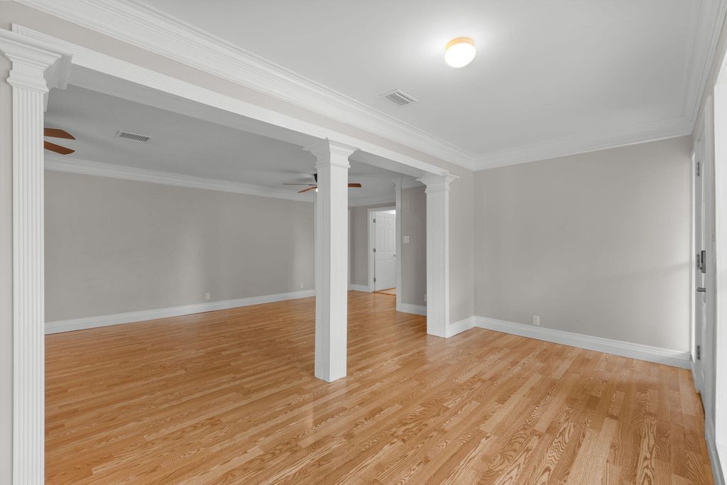 Image 5 of property listing at 920 NE Beachview Drive, Fort Walton Beach, FL 32547