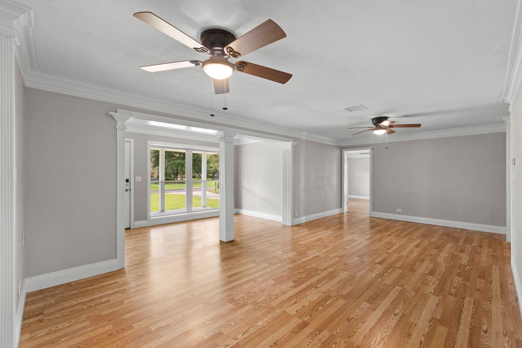 Image 6 of property listing at 920 NE Beachview Drive, Fort Walton Beach, FL 32547
