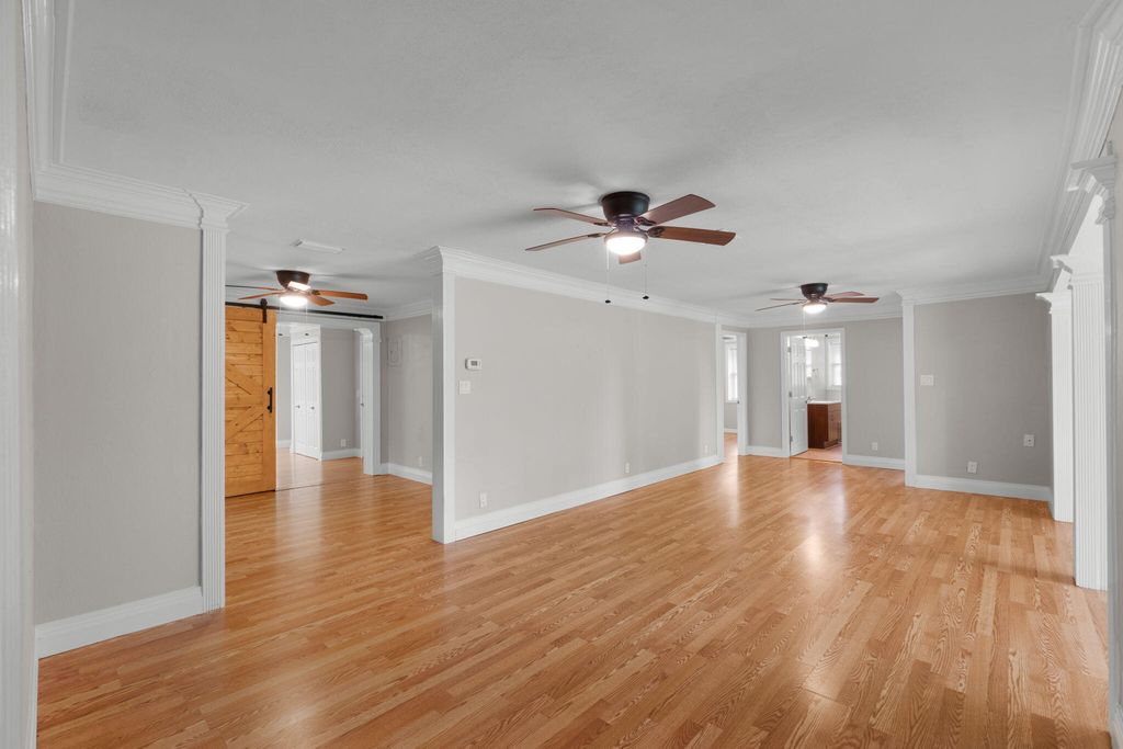 Image 7 of property listing at 920 NE Beachview Drive, Fort Walton Beach, FL 32547