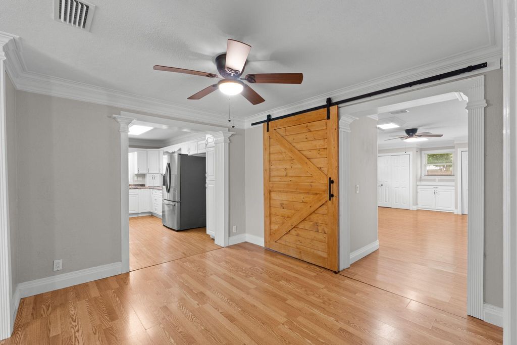 Image 8 of property listing at 920 NE Beachview Drive, Fort Walton Beach, FL 32547