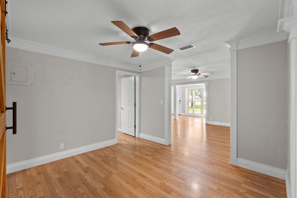 Image 9 of property listing at 920 NE Beachview Drive, Fort Walton Beach, FL 32547