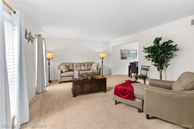5484 Kingsfield Drive, West Bloomfield, MI 48322