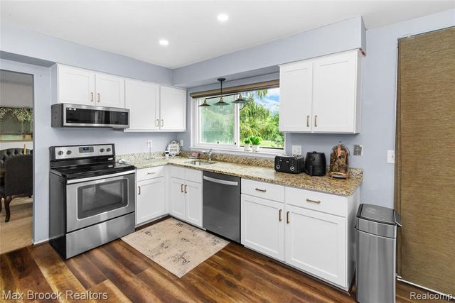 5484 Kingsfield Drive, West Bloomfield, MI 48322