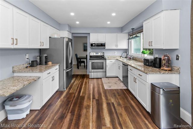 5484 Kingsfield Drive, West Bloomfield, MI 48322