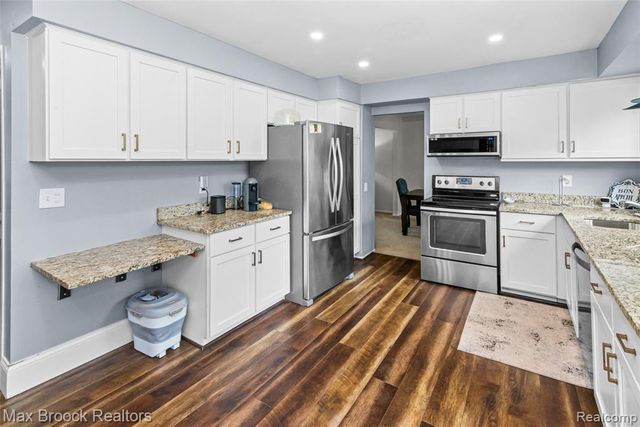 5484 Kingsfield Drive, West Bloomfield, MI 48322
