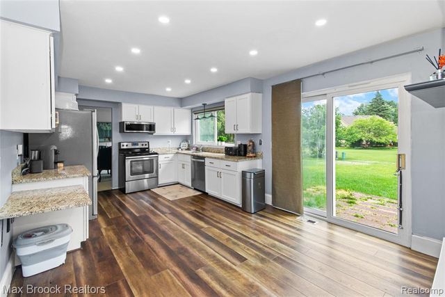 5484 Kingsfield Drive, West Bloomfield, MI 48322