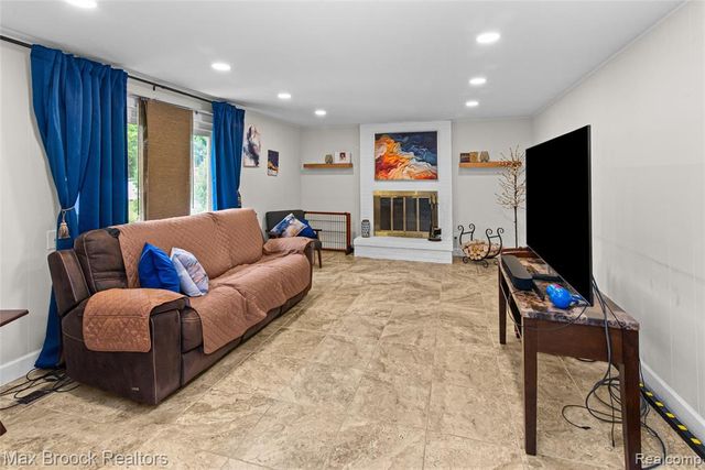 5484 Kingsfield Drive, West Bloomfield, MI 48322
