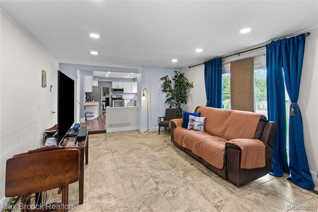 5484 Kingsfield Drive, West Bloomfield, MI 48322