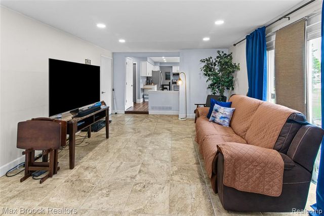 5484 Kingsfield Drive, West Bloomfield, MI 48322