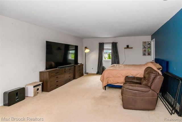 5484 Kingsfield Drive, West Bloomfield, MI 48322
