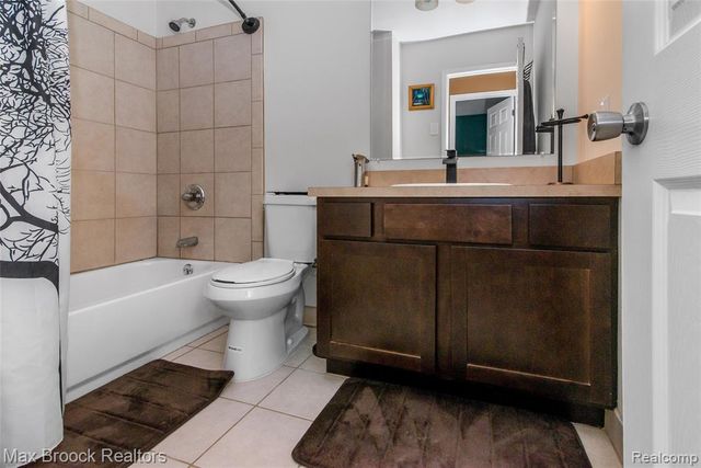 5484 Kingsfield Drive, West Bloomfield, MI 48322