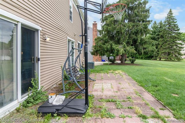 5484 Kingsfield Drive, West Bloomfield, MI 48322