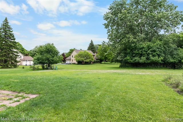 5484 Kingsfield Drive, West Bloomfield, MI 48322