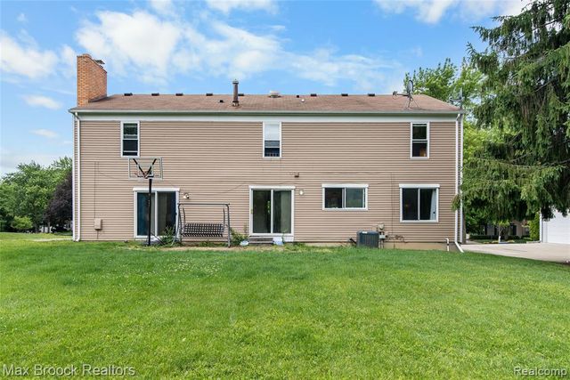 5484 Kingsfield Drive, West Bloomfield, MI 48322