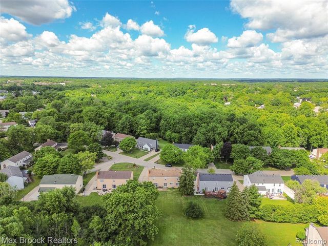 5484 Kingsfield Drive, West Bloomfield, MI 48322