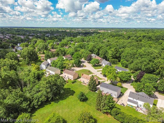 5484 Kingsfield Drive, West Bloomfield, MI 48322