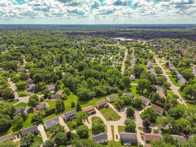 5484 Kingsfield Drive, West Bloomfield, MI 48322