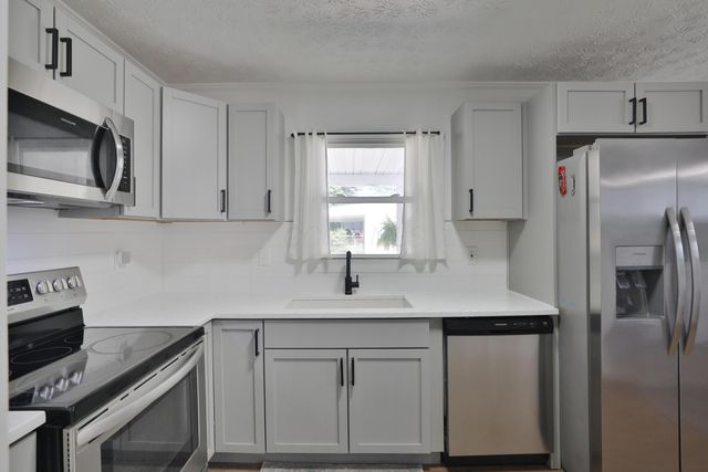 4704 Hillcrest Street N, Hilliard, OH 43026