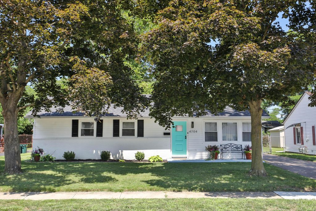 4704 Hillcrest Street N, Hilliard, OH 43026