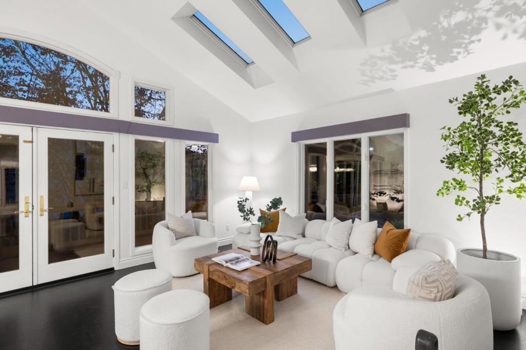 Image 34 of property listing at 2937 San Juan Boulevard, Belmont, CA 94002