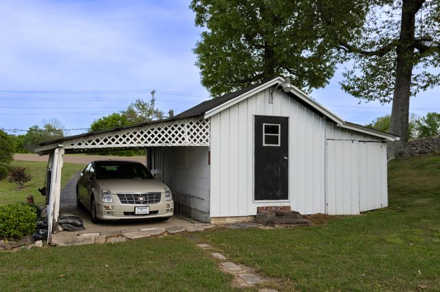 130 Elm Ln, Linden, TN 37096