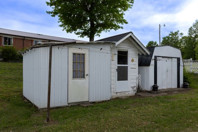 130 Elm Ln, Linden, TN 37096
