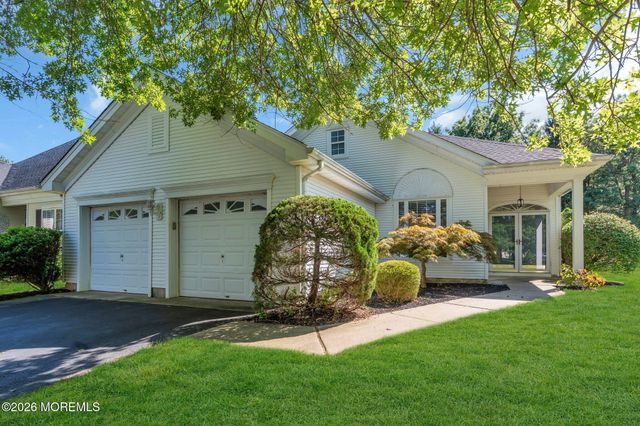 27 Bellflower Drive, Lakewood, NJ 08701