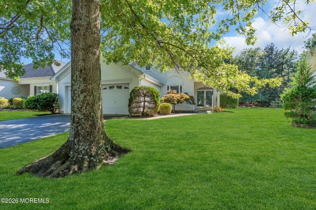 27 Bellflower Drive, Lakewood, NJ 08701