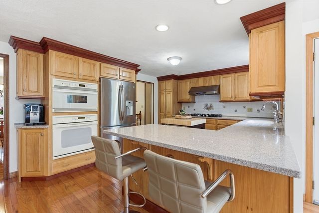 2 Sandspur Ln, North Reading, MA 01864